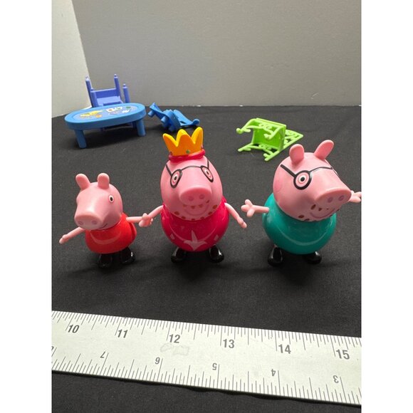 Peppa Pig Family & Friends Figurine Playset With Accessories - Picture 5 of 12